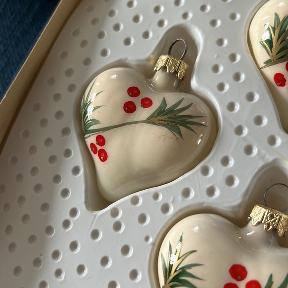 Vintage boxed set of 4 Kurt Adler hand crafted heart shaped Christmas ornaments - Picture 3 of 13